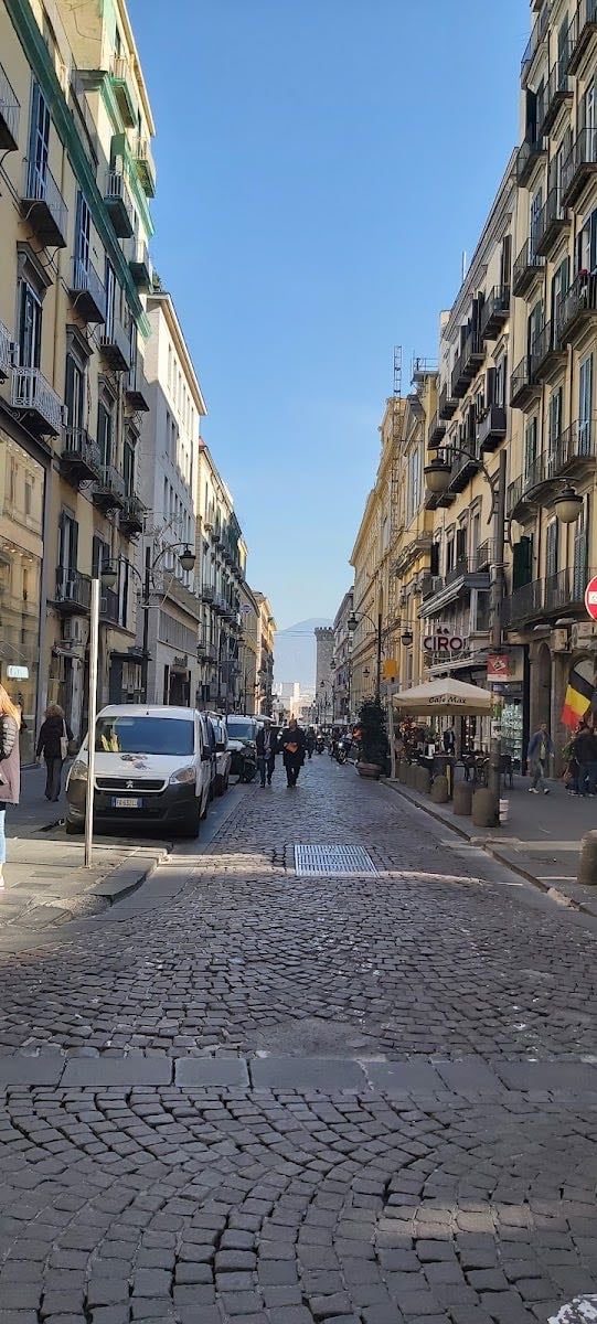 Via Toledo - Peatonal donde están todos los negocios de ropa y demás. Ideal llegar con el metro bajándose en la estación Toledo.