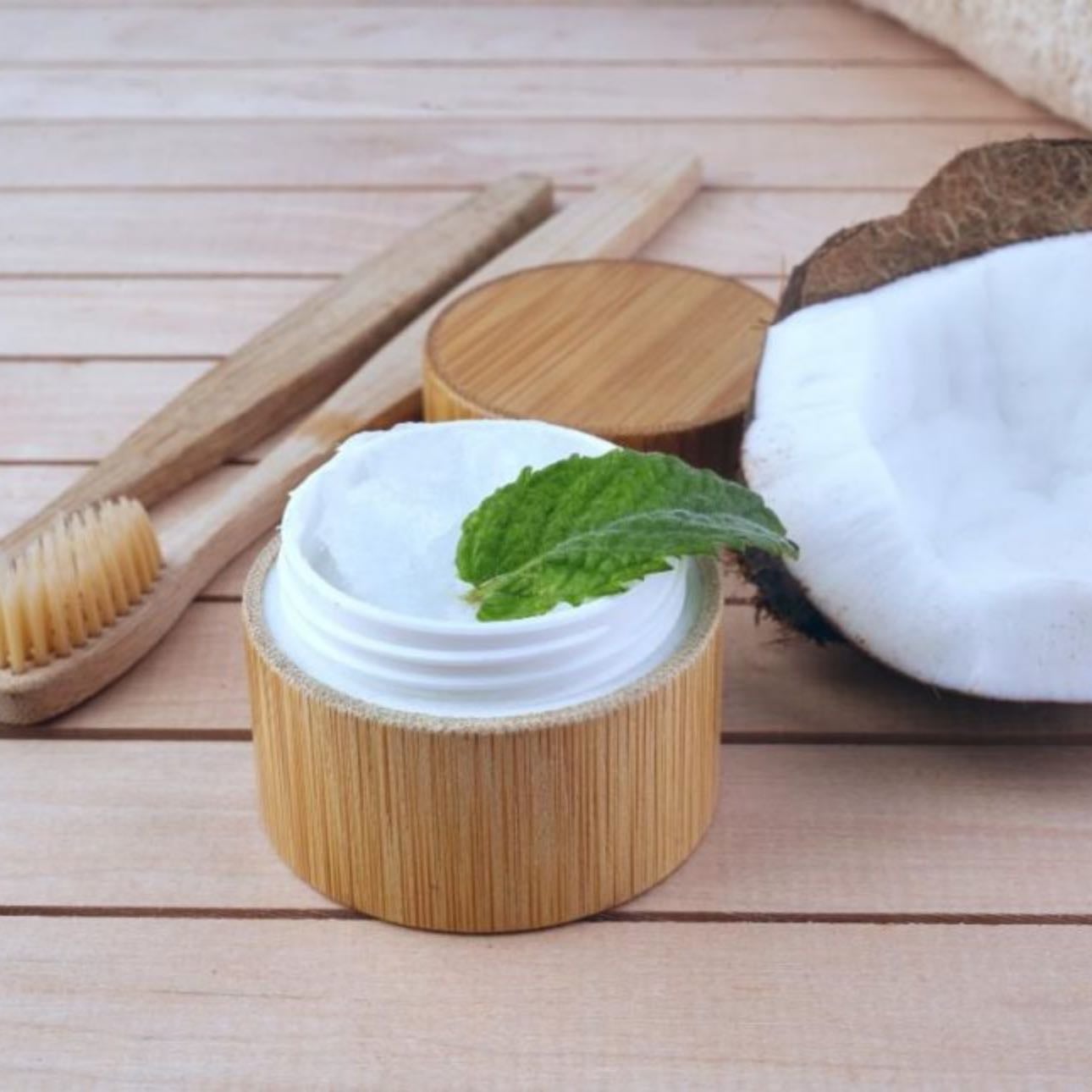 Pasta dental casera - La hago mezclando aceite de coco, un poco de canela en polvo y, cuando consigo, unas gotitas de aceite esencial de menta. Como ya mencioné, esto es sin exigencias. Se puede usar uno normal si estás de viaje o necesitas salir del apuro.