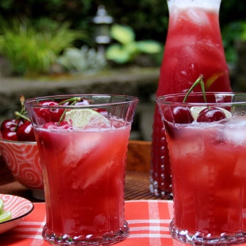 Limonada de cereza - Agua mineral, lim贸n, cereza, az煤car