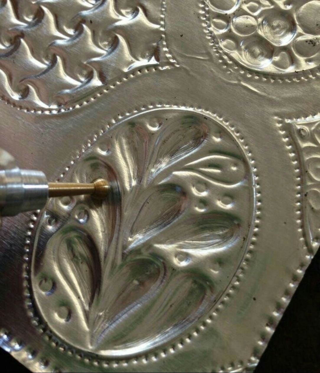 Repujado en aluminio