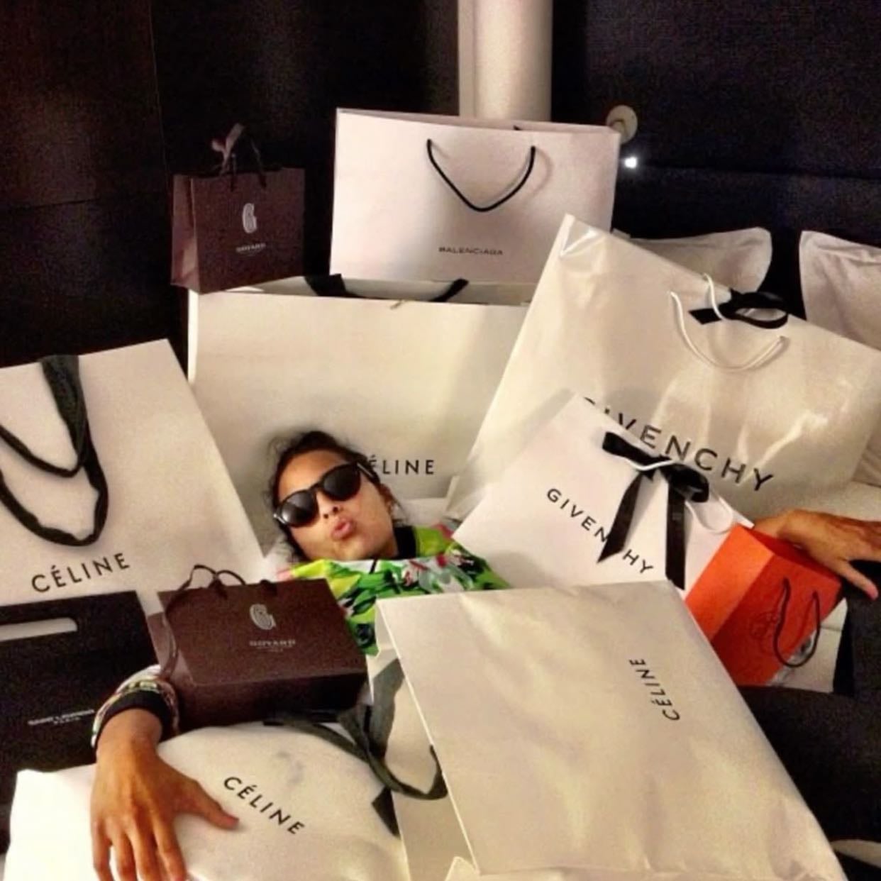 Compras sem olhar - Tipo ter tando dinheiro que nem olho o preço das coisas.