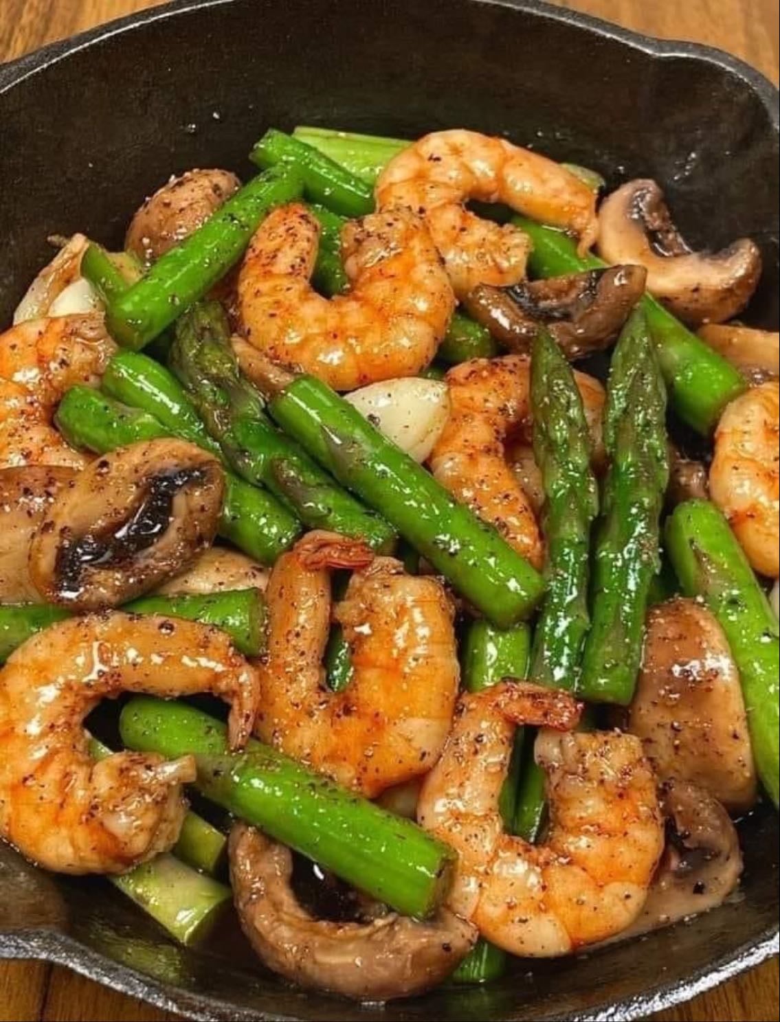 shrimp and asparagus - Shell the shrimp and marinate for 10 minutes in, soy sauce and black pepper Blanch the asparagus and remove. Stir fry the shrimp until browned.
Stir fry the mushrooms and garlic until fragrant.
Stir fry all the vegetables together with a spoonful of soy sauce.
Add a tablespoon of soy sauce and a pinch of cracked black pepper and stir-fry until well blended