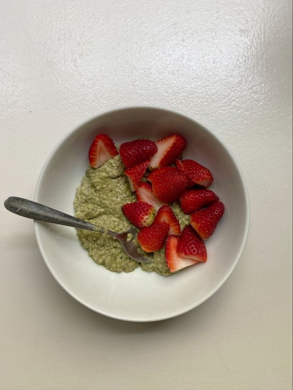 matcha chia pudding - Recipe:
• 2 tbsp chia seeds
• 1 cup milk
• 1 tsp matcha powder
• 1 tbsp maple syrup
• ½ tsp vanilla extract
• ½ banana, strawberry etc sliced