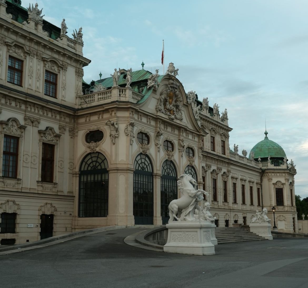 Vienna ˚‧⁺ ・ ˖ ·