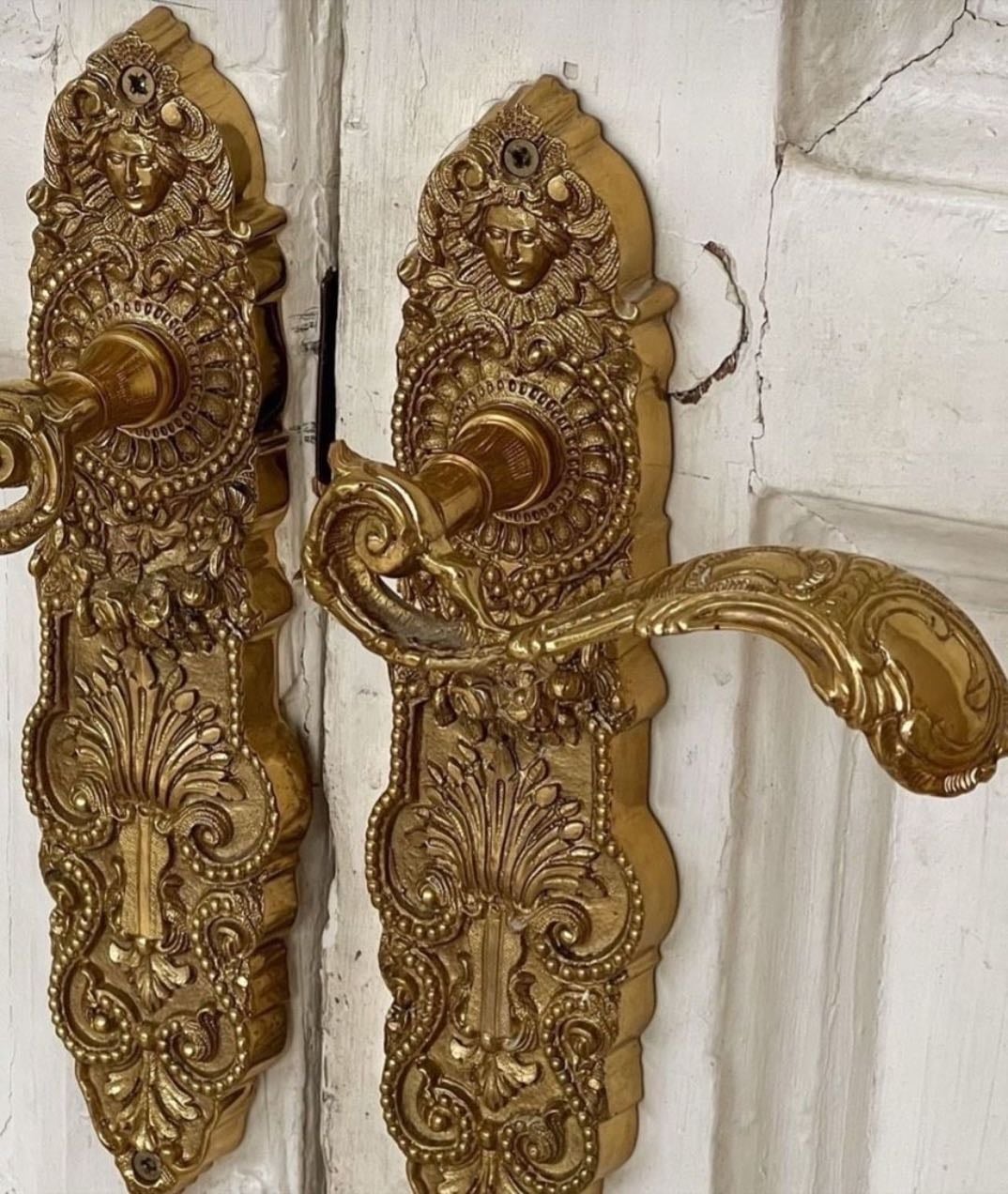 Manillares dorados decorados