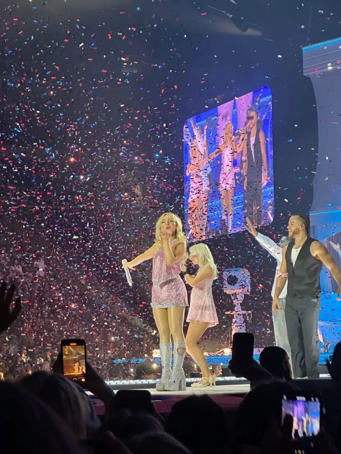 Sabrina Carpenter - Reina en Europa hay más países que Reino Unido y Francia, pasa por Madrid por favor que necesito gritar todas las canciones de tus dos últimos álbumes 😭🩷