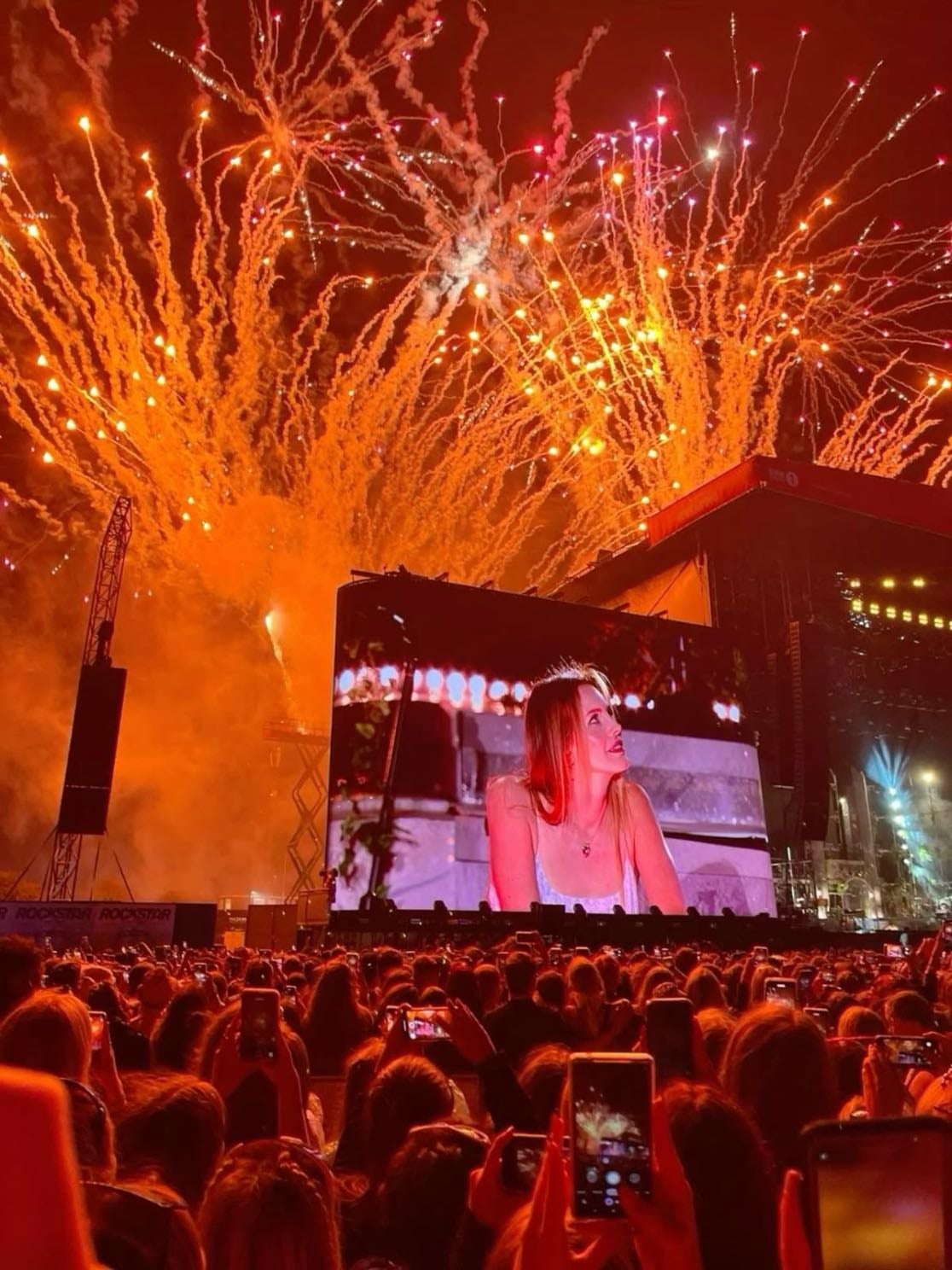 Lana del rey - Me encanta su estética, la puesta en escena, las canciones, todo, que haga tour por Europa también anda 😭💚