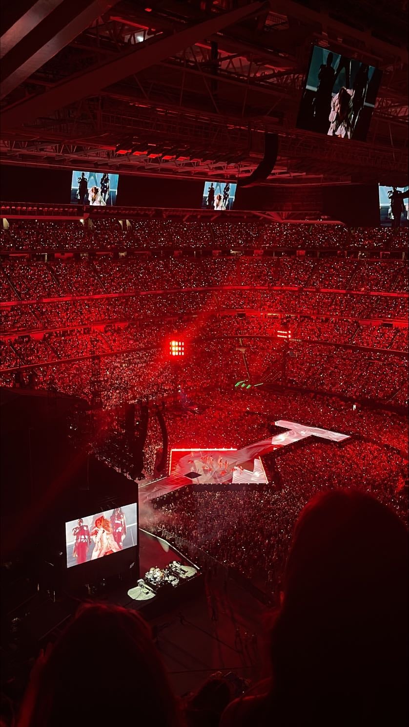 Taylor Swift - Lo reviviría mil veces si pudiese, la única entrada que conseguí fue super arriba, pero de verdad que me dio igual porque yo solo quería estar ahí (la conseguí el mismo día del concierto ósea que lo pasé fatal hasta conseguirla), y de verdad que me encantó todo, no tengo palabras para describir esta experiencia tan maravillosa 😭💘