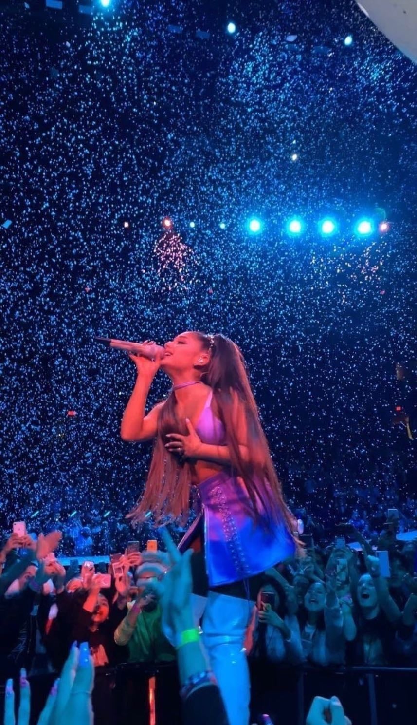 Ariana Grande - Soy una gran defensora tuya, pero como vienes solo a Londres? Solo? 😭😭😭😭 Por favor, dejaros de olvidar del resto de países europeos 😭💛