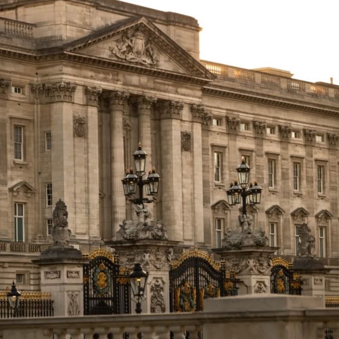 Buckingham Palace - MUST