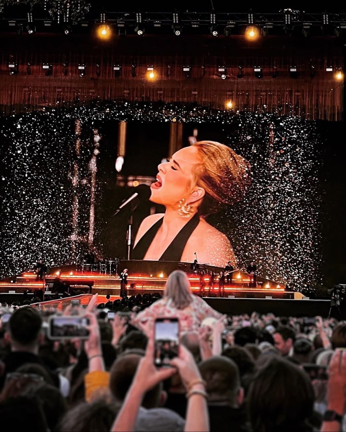 Adele - En un concierto suyo me quedaría literalmente afónica, ya sé que no hace, pero ojalá, en serio, ojalá 😭🧡