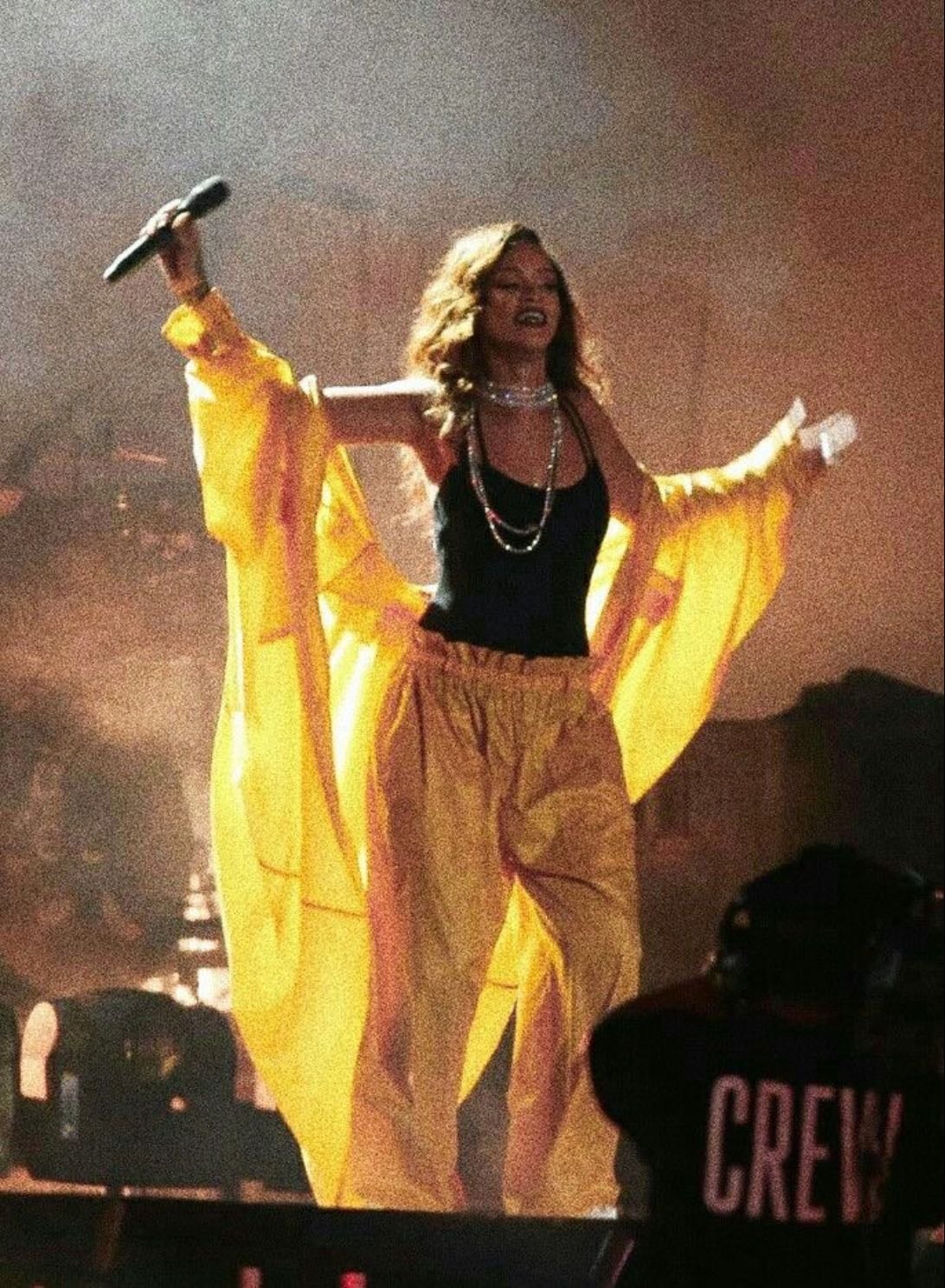 Rihanna - Amiga llevas 9 años sin sacar música, porfavor NECESITO que saques álbum y hagas tour 😭🖤
