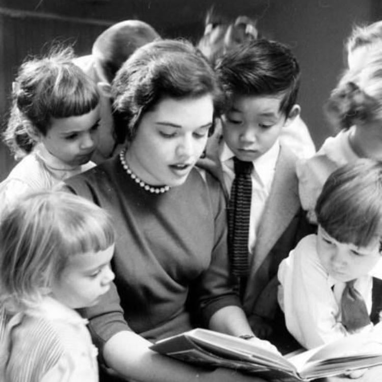 Enseñarle a alguien a leer y escribir