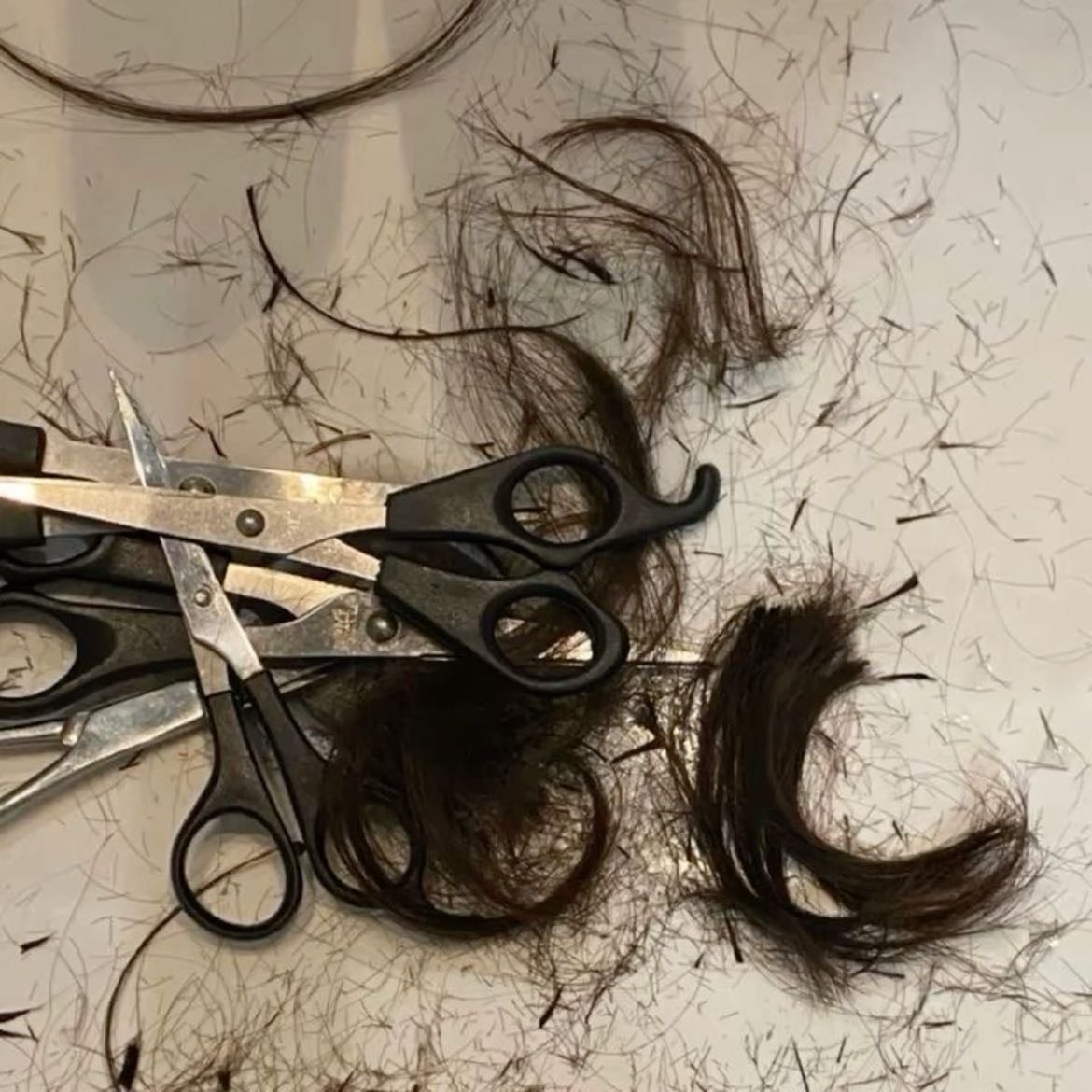 Cortarme el cabello. - Sin miedo alguno de que me quede mal.