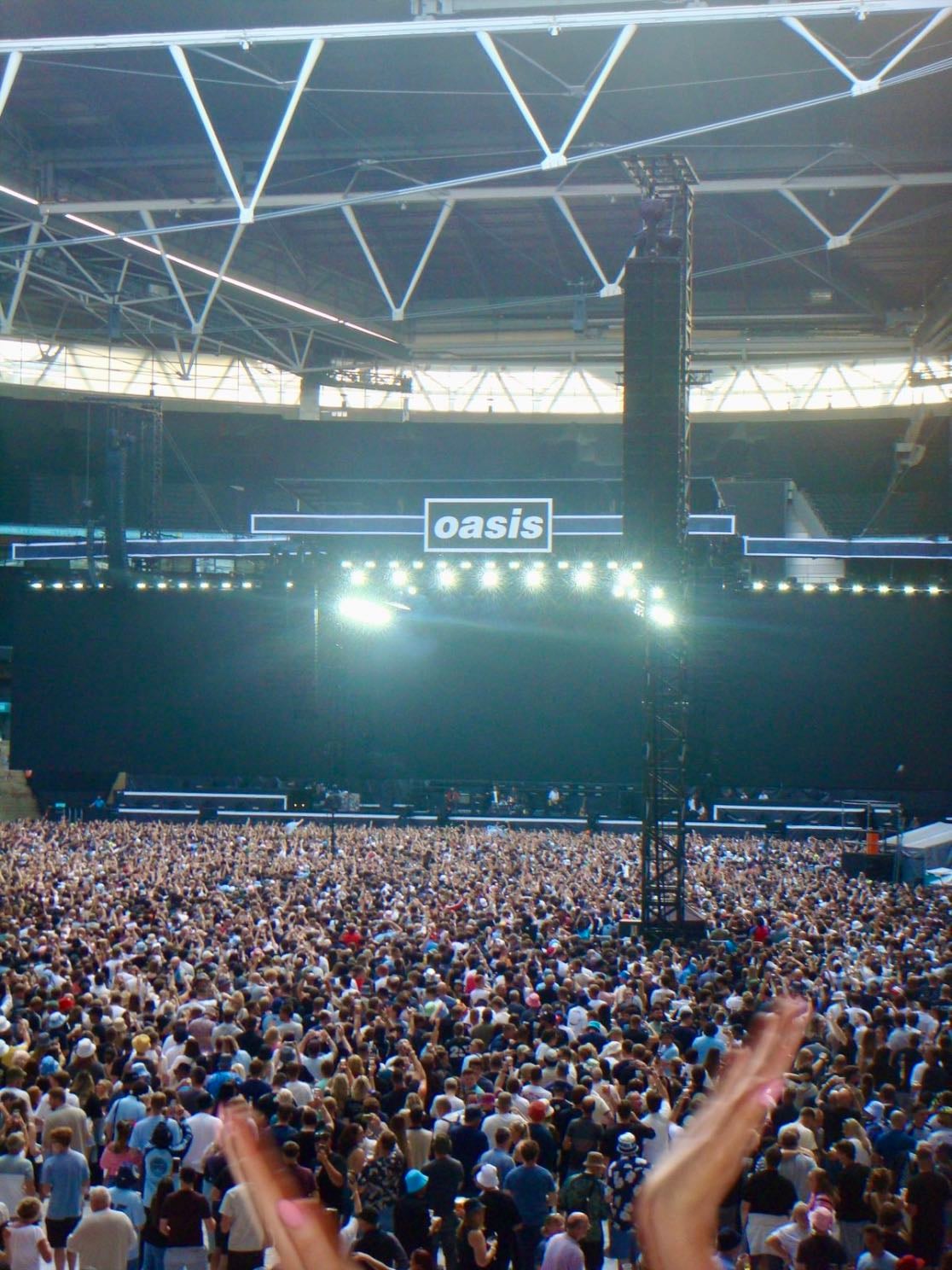 Oasis ! πΆοΈ - Sosososo jealous of all the people going