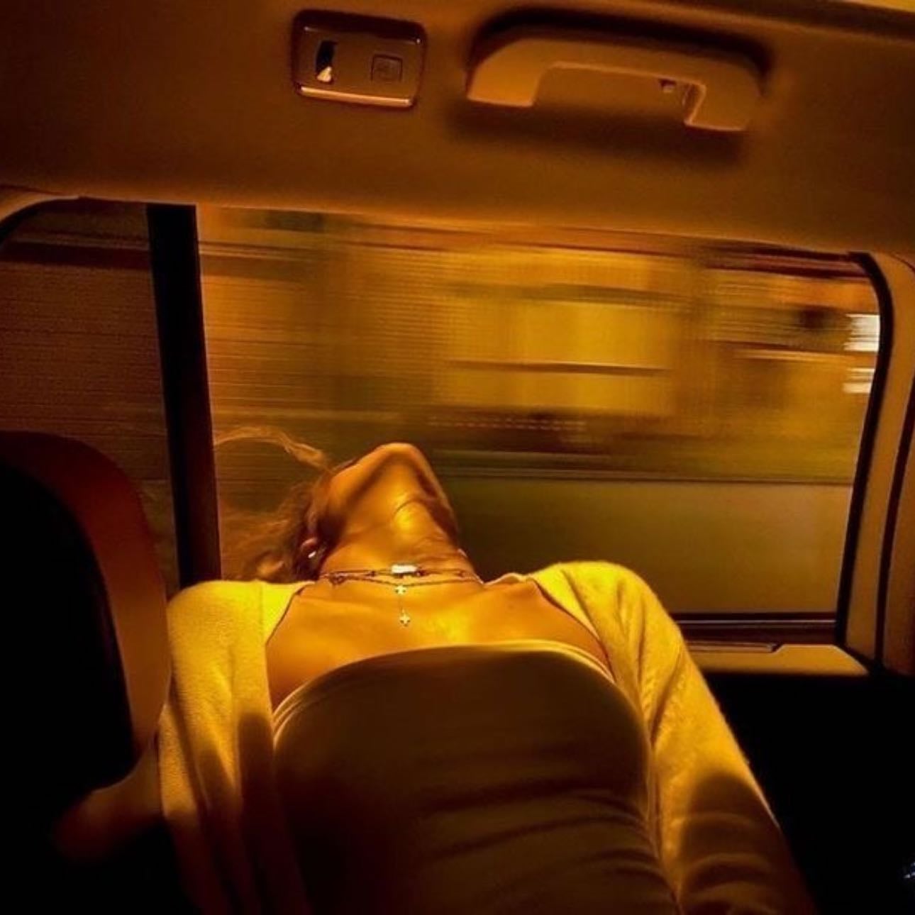 Escuchar música a todo volumen en un viaje largo de noche