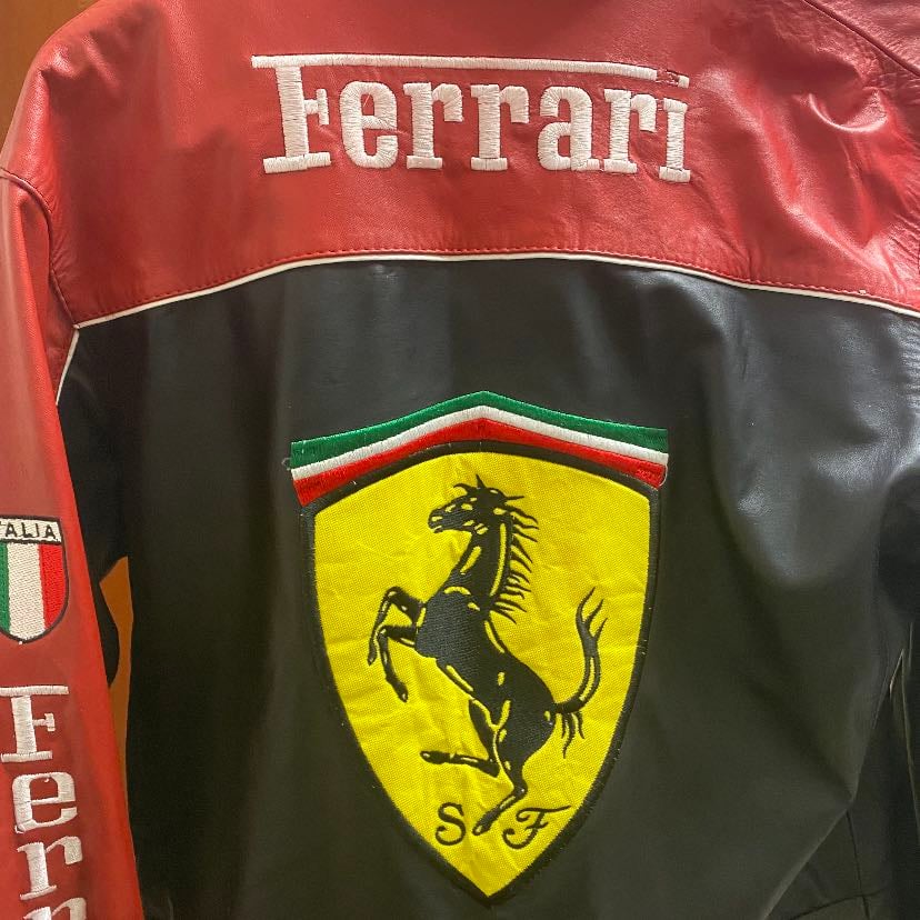 Cuando me lleg贸 mi chaqueta de Ferrari - (Btw me obsesion茅 con la f1) #checolover 馃嚥馃嚱