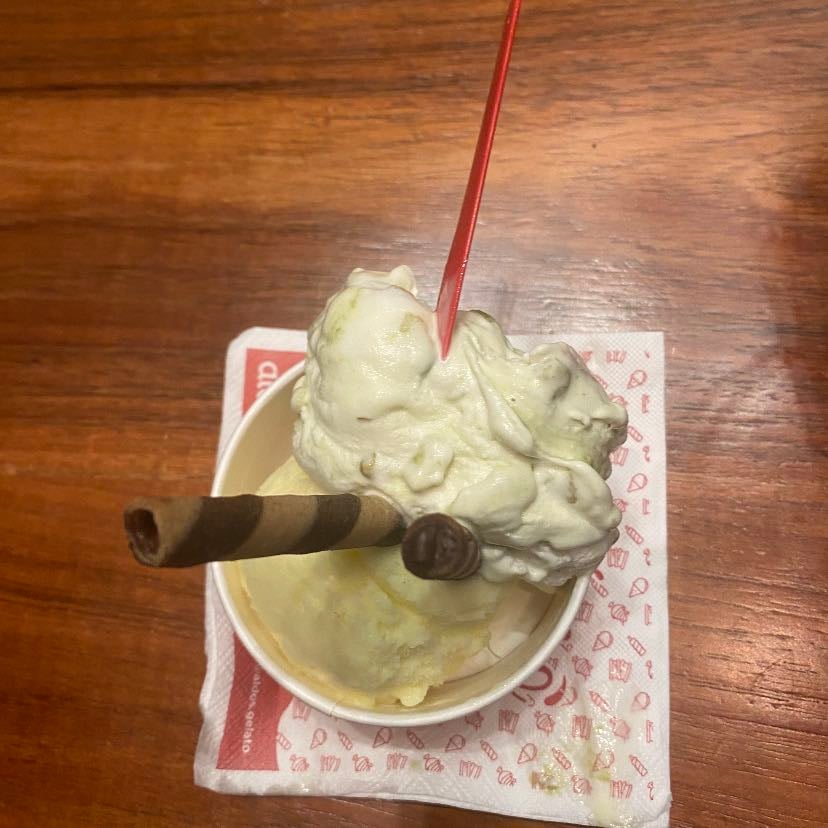 Probando el helado de raffaello y pistache - En Aldo鈥檚 plaza Puerto Canc煤n