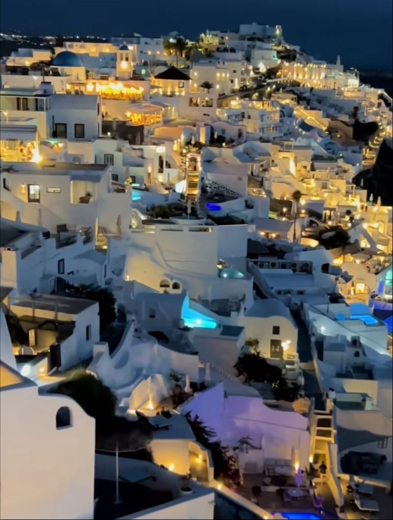 Regarder santorini la nuit