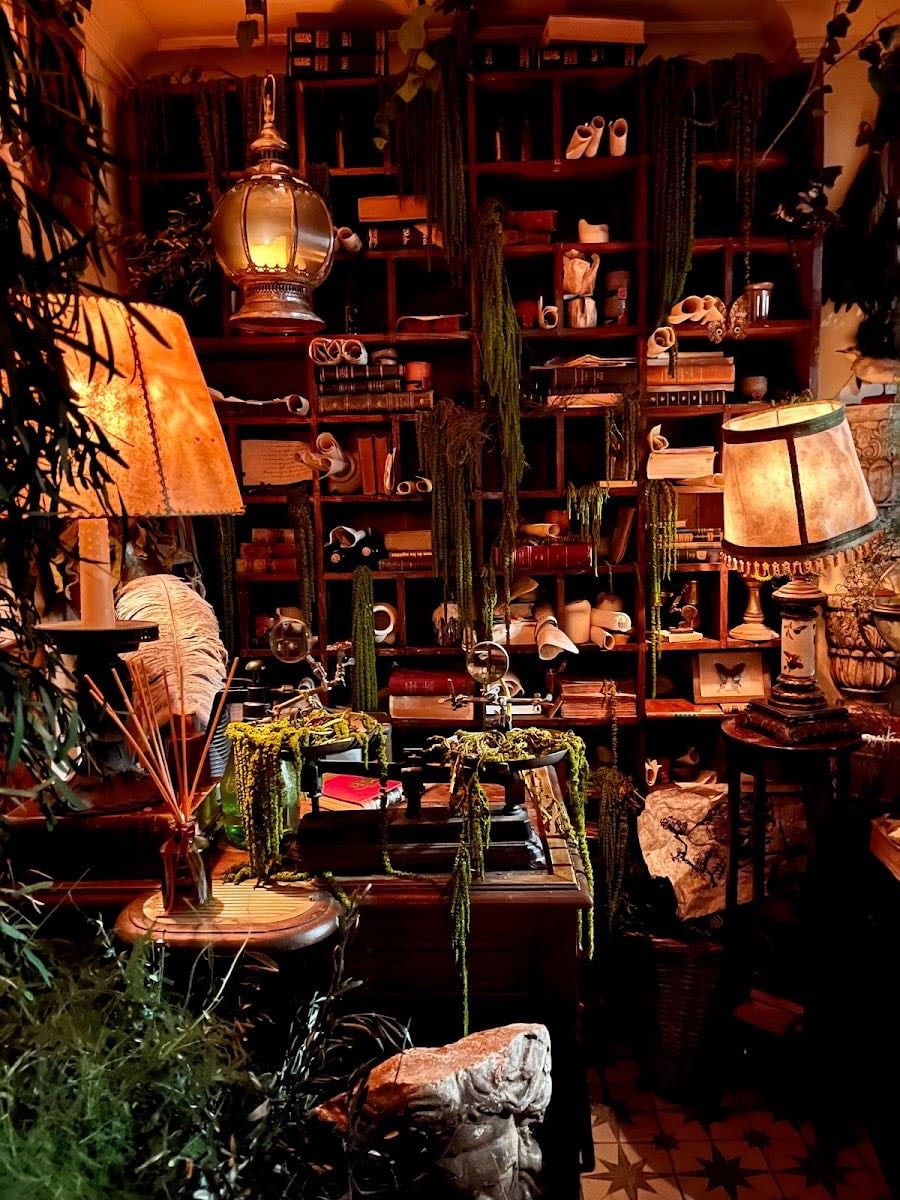 Jack´s Library - Libreria cocteleria secreta tienes q acertar preguntas para pasar, y para ingresar te piden una contraseña en su pagina web están las indicaciones