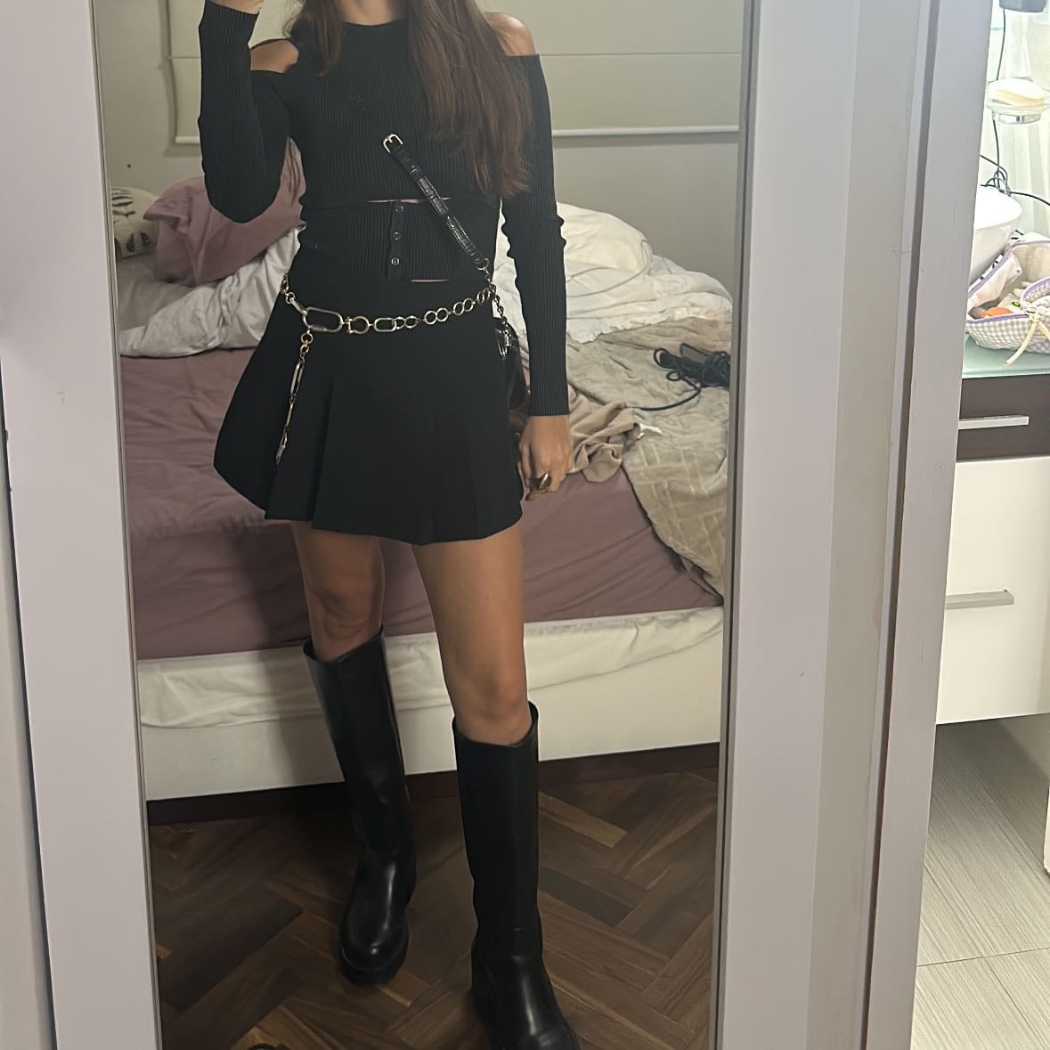 Puros esenciales - Falda negra, camisa negra y botas negras🖤 the perfect look for everything 💗