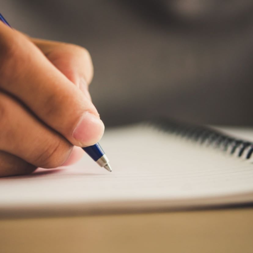 Comece a escrever, mas de maneira informal - Se preocupe com o conteúdo, escreva como se estivesse falando com alguém. Depois iremos melhorar