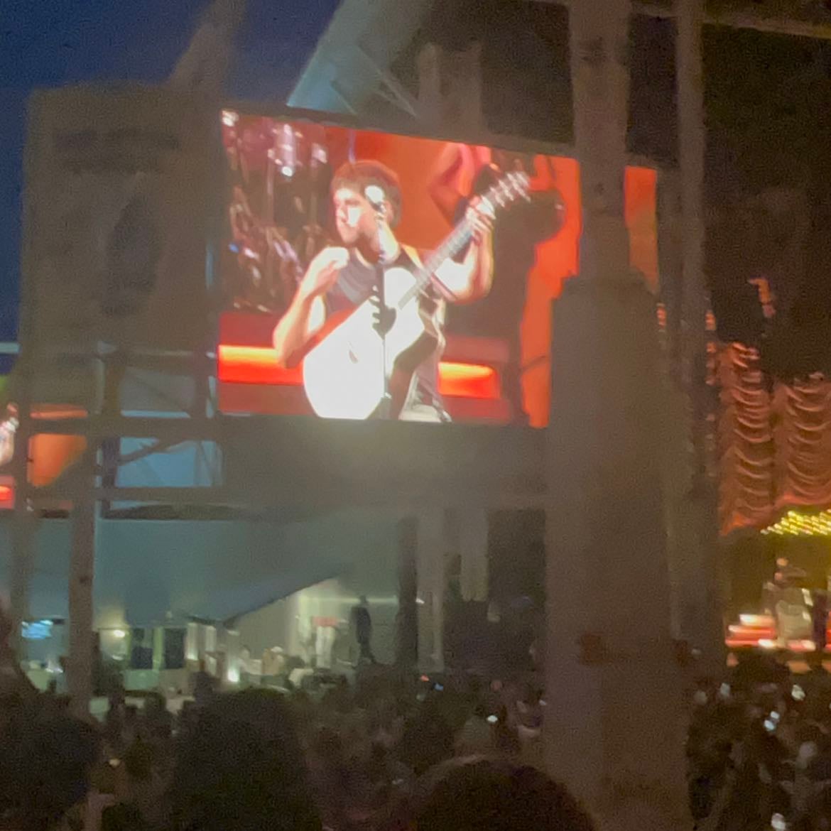 NEVER GROW UP + THE SHOW - SOME OF MY FAVORITE SONGS, i was SCREAMING the lyrics xx