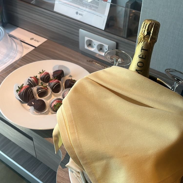 Moet&Strawberry - Bienvenida al Camarote