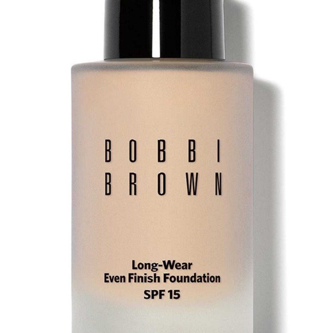bobbi brown - Es cremosa, fácil de difuminar y se puede aplicar en capas