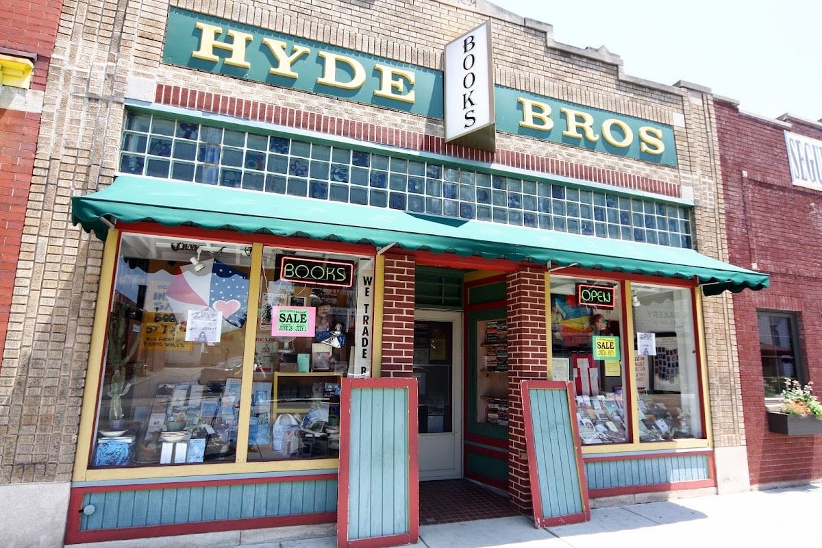 Hyde Brothers Booksellers - Check out the shop cat ๐
