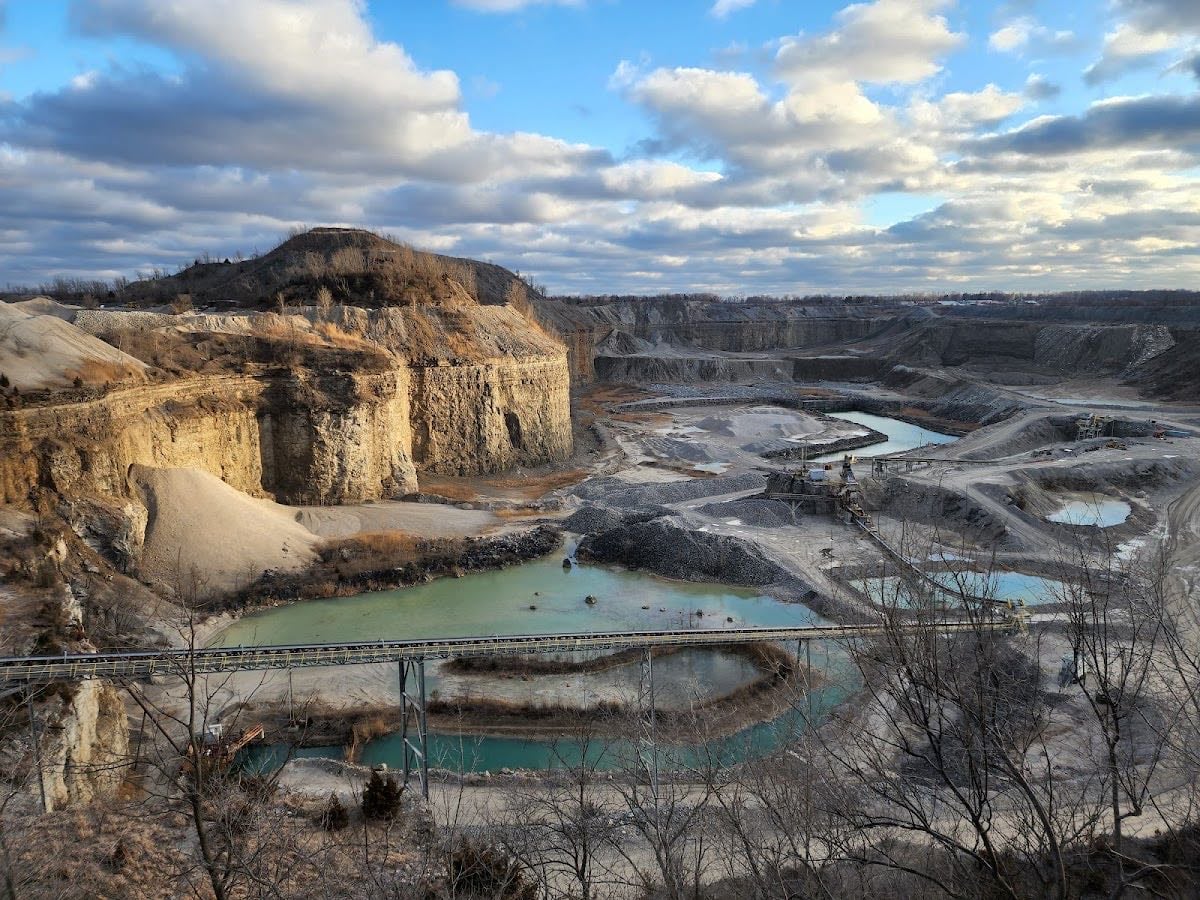 Hanson Quarry Observation Deck - (donโt sneak in after dark.. ๐ซถ)