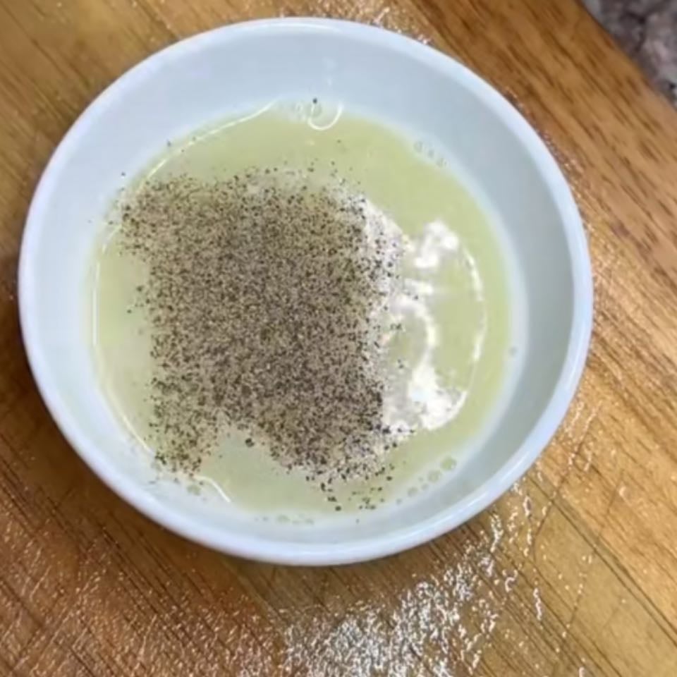 Shot chupa panza - Coloca 50g de jengibre, 2 limones y 1/2 de manzana verde (todos estos ingredientes con cáscara); ahora licuamos todo, puedes agregarle un poco de pimienta si quieres, tómalo en ayunas por 3 días y a disfrutar. TikTok @alanneiratrainerr