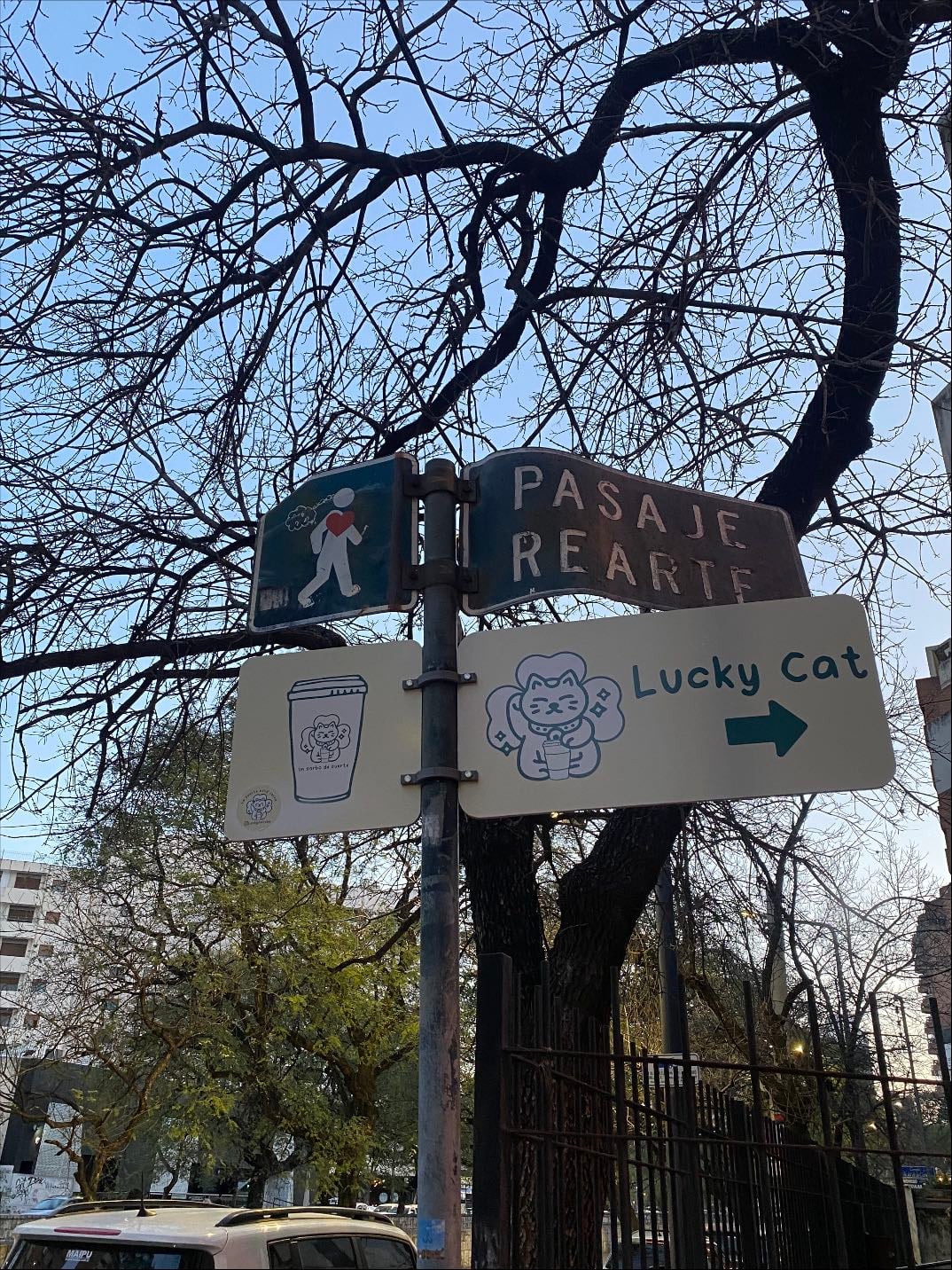 Lucky Cat - cafe: ★ ★ ★ ★
pastelería:★ ★ ★
lugar: ★ ★ ★ ★ ★