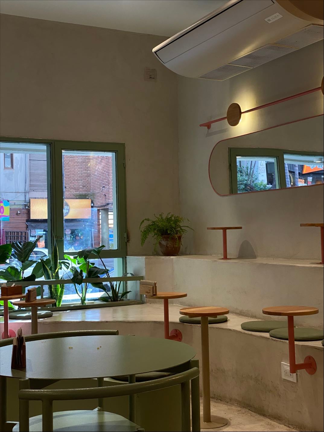 Integralis - cafe: ★ ★ ★ ★
pastelería:★ ★ ★ ★ ★
lugar: ★ ★ ★ ★