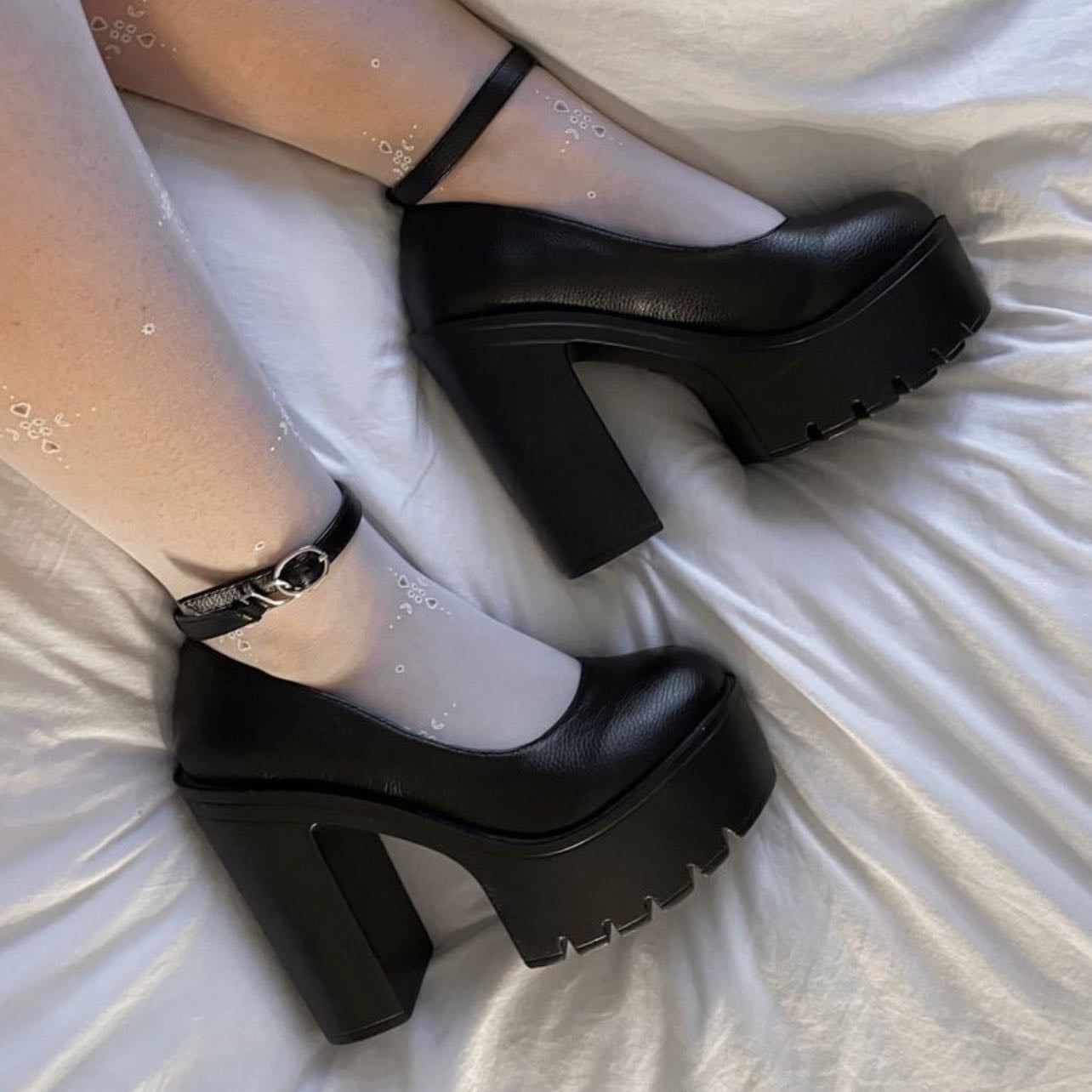 Tacones - no cualquiera, preferiblemente que tenga el tacón grueso y que sean negros