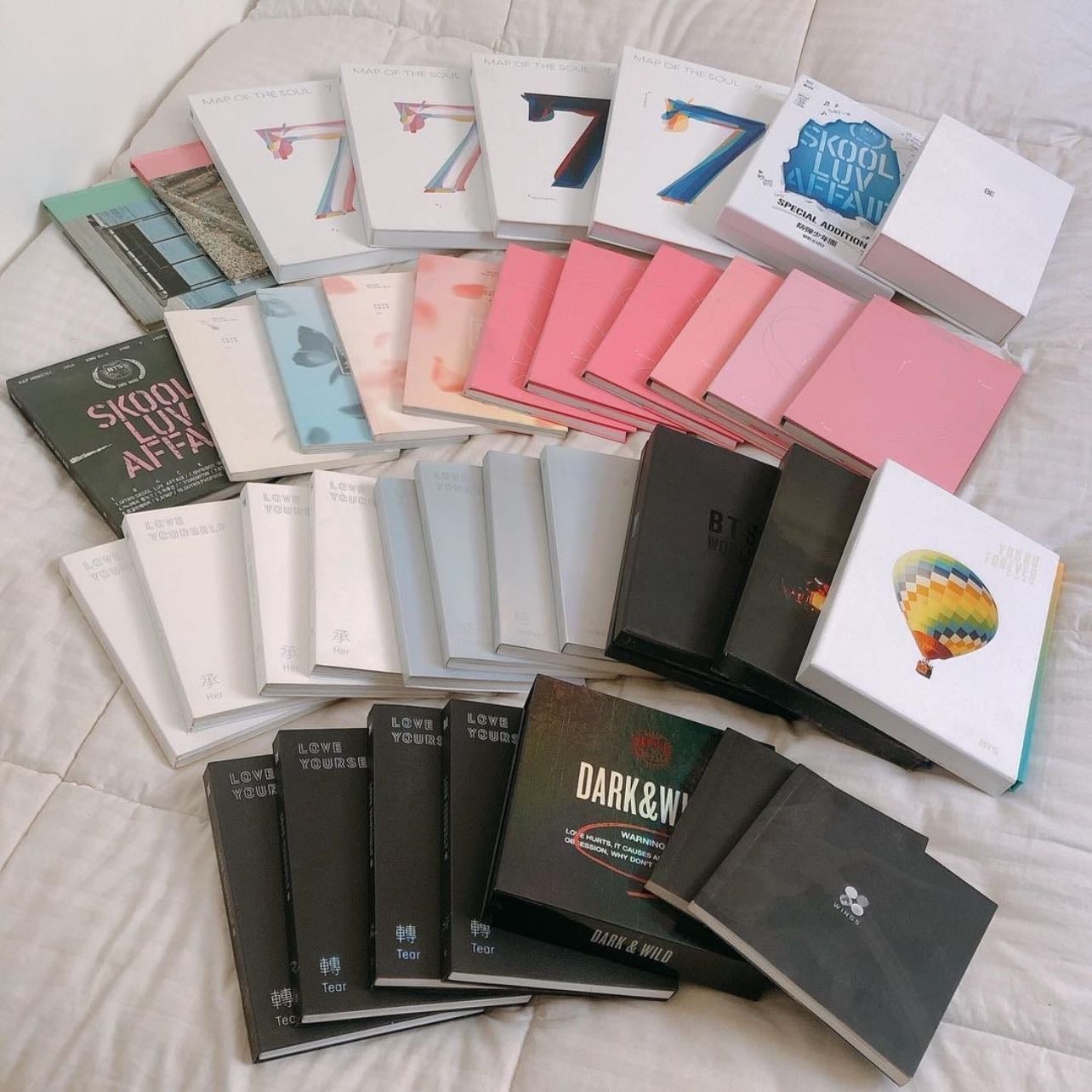 Albums de BTS - cualquiera, a excepción del Mots7 (versión 2), el BE y el World