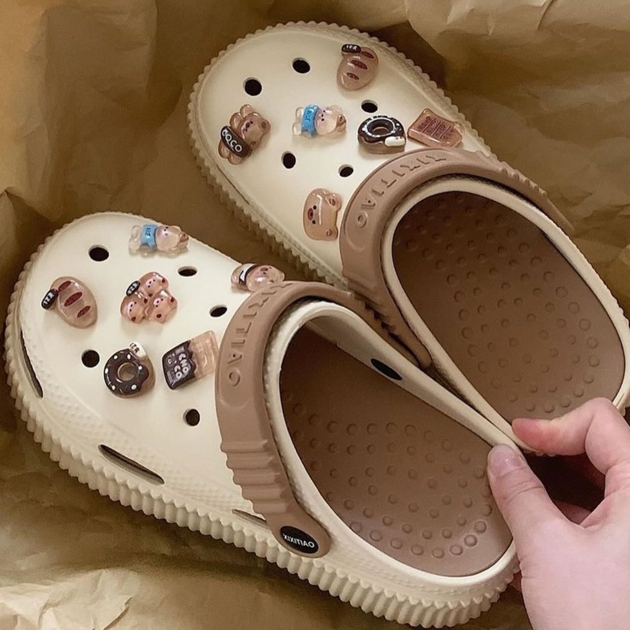 Crocs - unas bonitas, de un color clarito, los charms también prometen