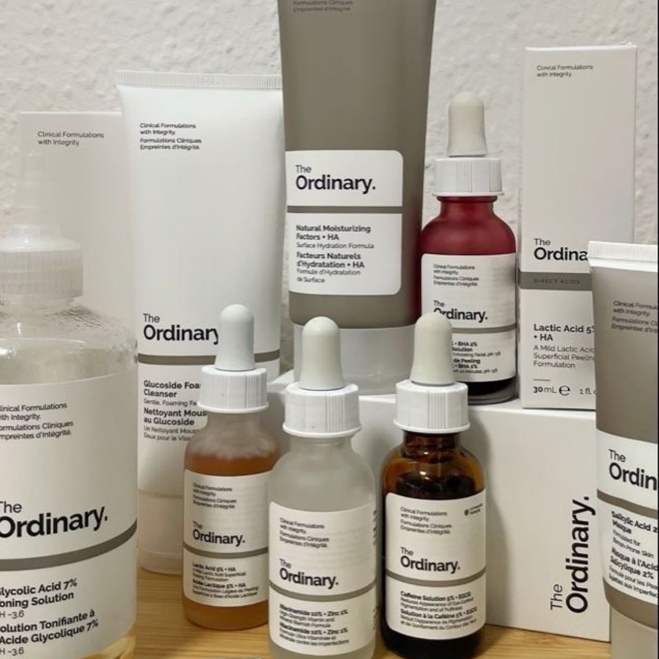 Productos de Ordinary - el de niacinamida (manchas de acné), el de caffeine (ojeras), el de peeling y el de ácido salicílico (acné)