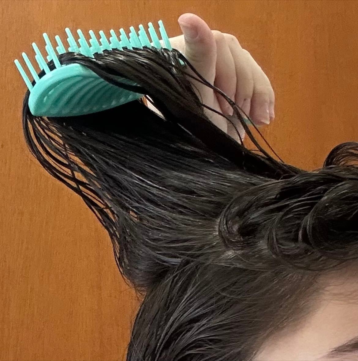 Fitagem (parte superior) - Agora, com o topo solto, a divisão é feita horizontalmente, dividindo o cabelo na direção da orelha, separando a frente da parte de trás. Com uma piranha, eu prendo a parte da frente e aplico o creme em toda a parte de trás, e, se preciso, pentear um pouco para desembaraçar. Com a escova da fitagem, eu encaixo ela na raiz (com os dentes virados para frente) e puxo para cima e depois para trás