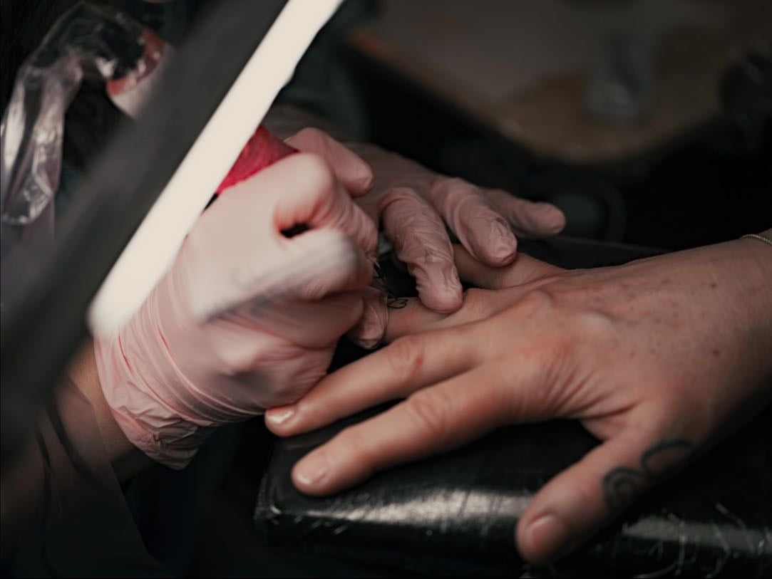 finger tats