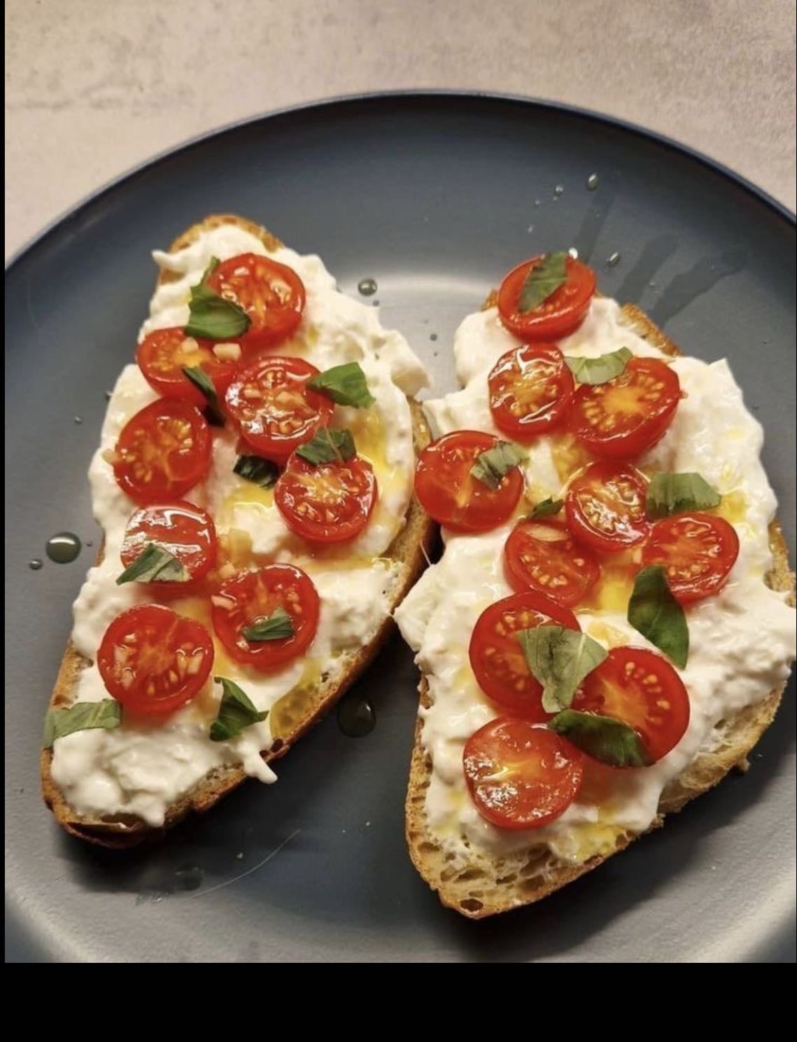 Toast de tomate cherry y queso ricota