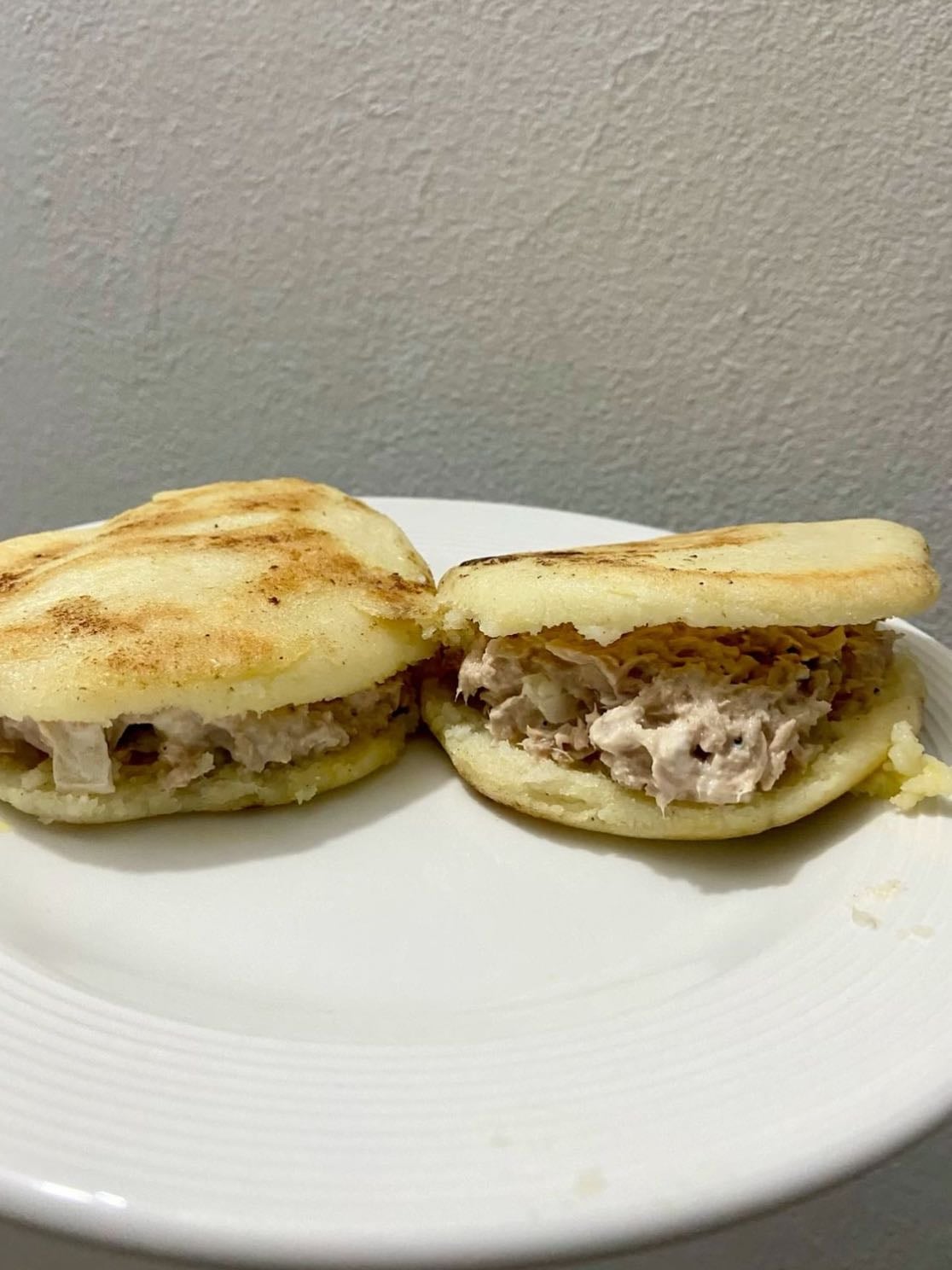 Arepita rellena - Atún, Pollo, Queso, Jamón, etc. . .