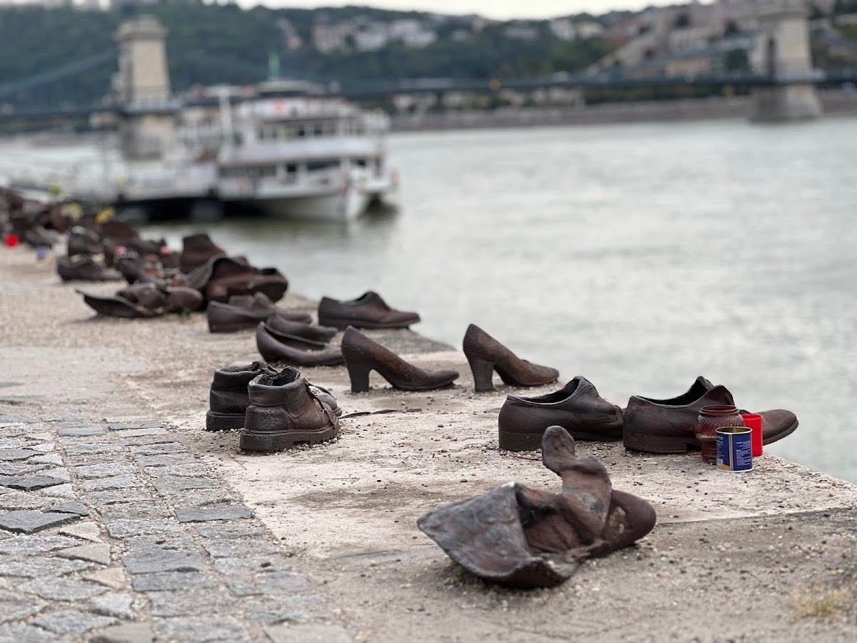 Zapatos en la Orilla del Danubio