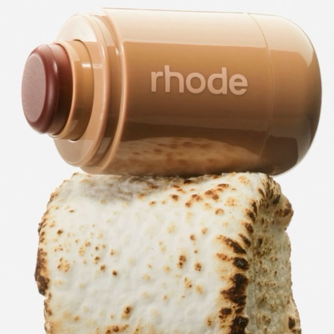 Rhode Blush toasted teddy - se ve demasiado bello y con glow, ademas de que vi videos en tiktok que lo usan lit como labial, contorno y sombra amo <3