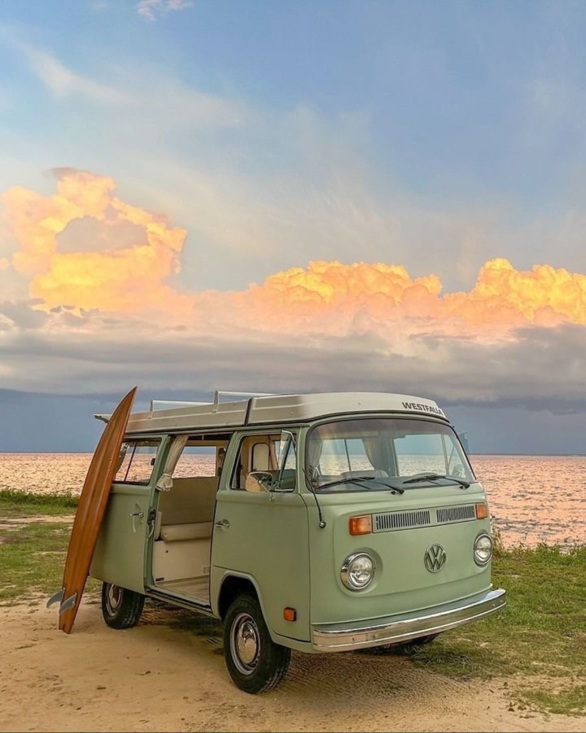 Viaje en Carretera - Hacer un largo viaje en carretera en una camioneta hippie