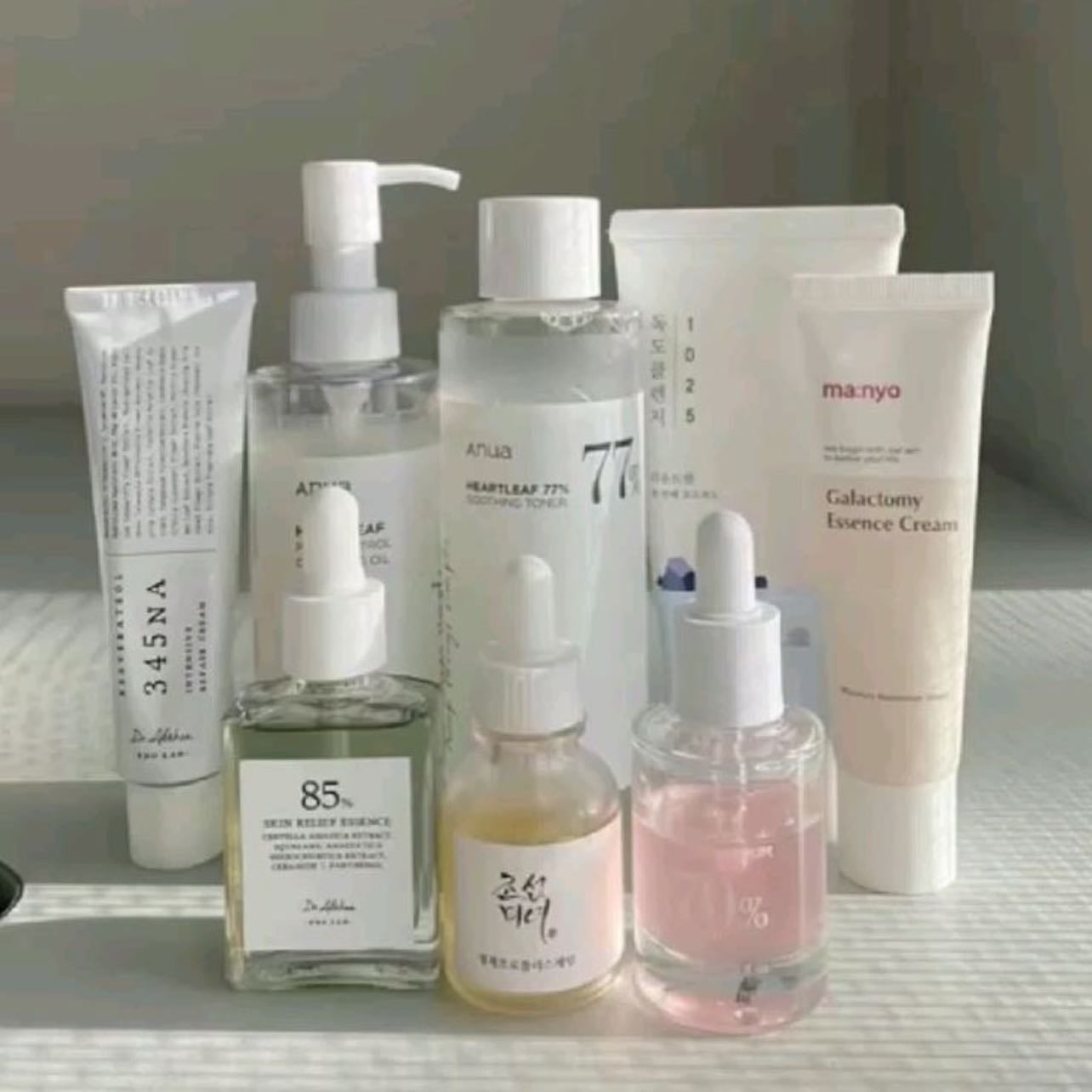 Korean Skincare - (Recomendado por mi dermatóloga) Mientras los productos de siempre suelen enfocarse en soluciones rápidas, el skincare coreano se basa en innovación, ingredientes de calidad y un enfoque preventivo, logrando una piel realmente saludable y transformada a largo plazo.