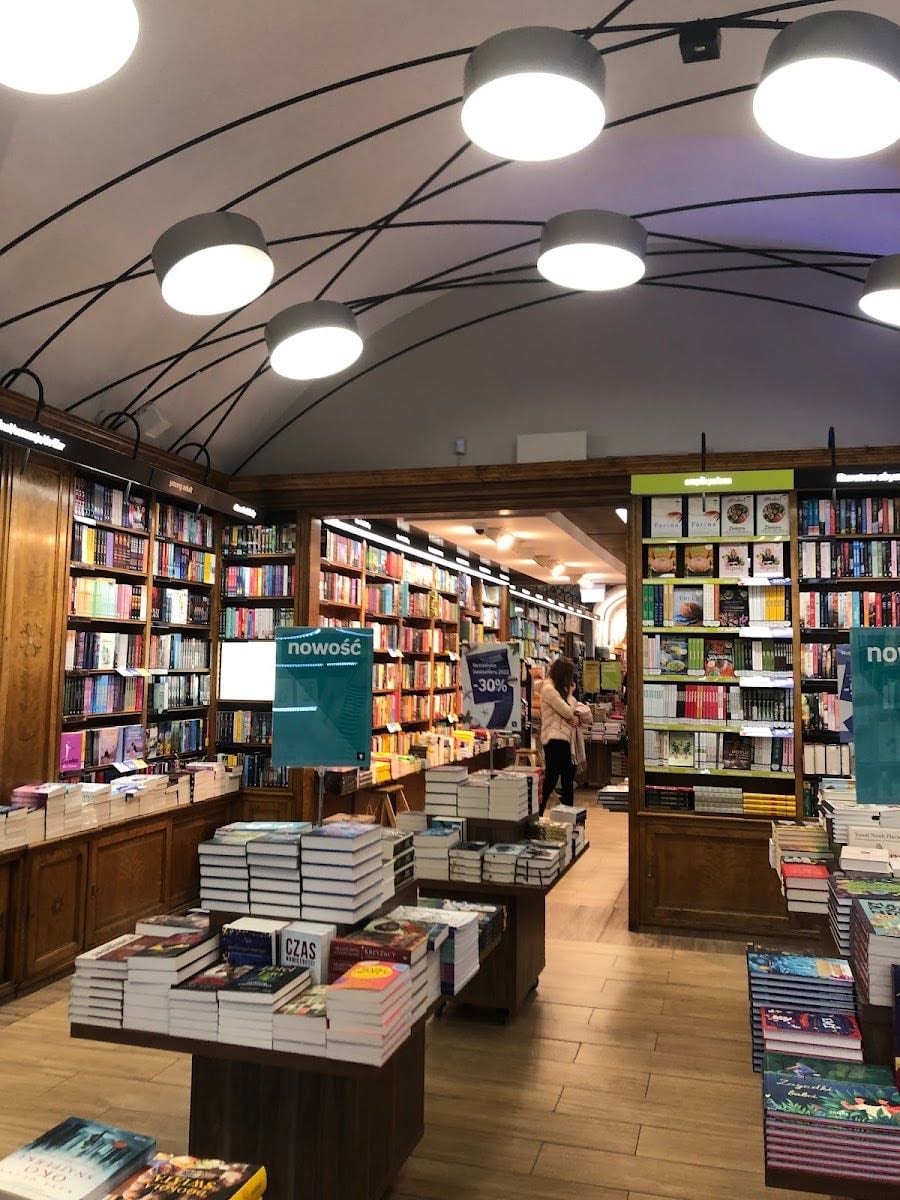 Empik - has a cute corridor with bookshelves and mirrors!!