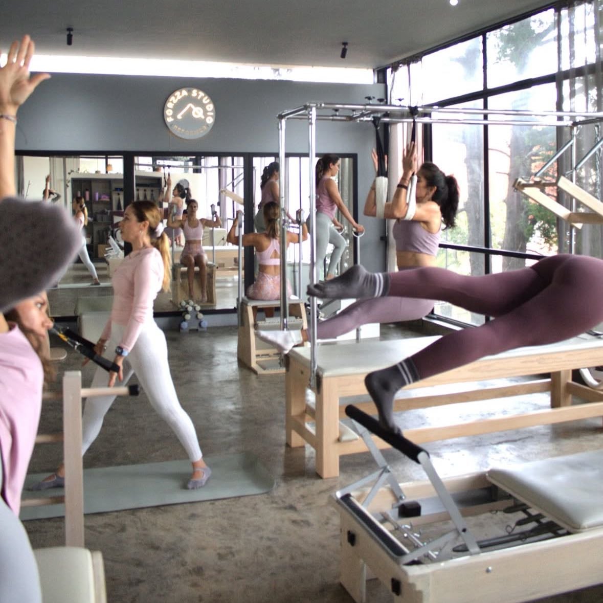 Forzza Pilates Hiit - 馃専馃専 - a ver est谩 bueno, pero si a ti como a mi, te choca estar apresurada y como en ese rush q ni haces bien las cosas, no te lo recomiendo, considera que es de circuito, no tienes tu propia cama
