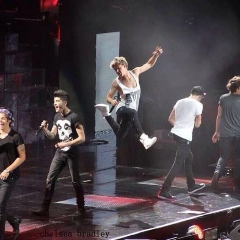 1D - Watching old videos of them and listening to their Music just makes me so happy and fulfilled♥️