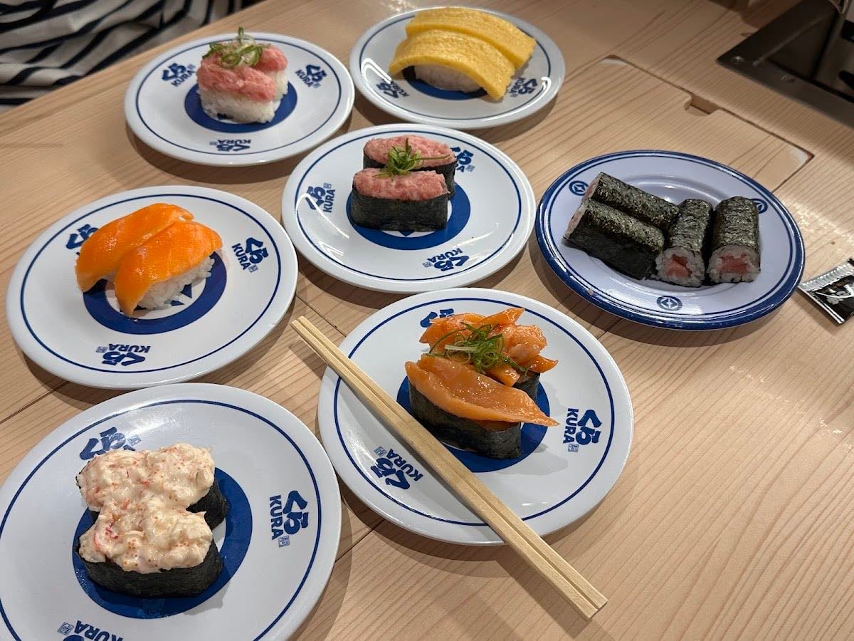 Kura Sushi Global Flagship Store Oshiage Station (Tokyo Skytree) 2F - sushi con gente